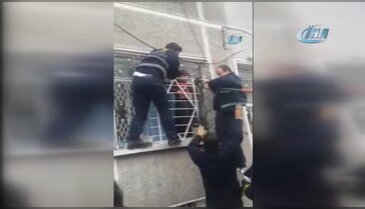 Bursa'da 4 yaşındaki çocuk eve camdan girmeye kalkınca parmaklıklara sıkıştı