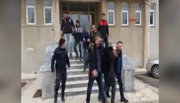 Yaşlı kadının çantasını çalıp, yerde sürükledi