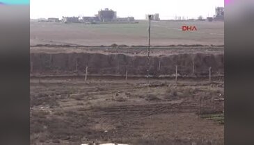 Şanlıurfa Akçakale'nin Suriye sınırına yeni dev bayrak