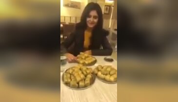 Bir oturuşta 2 kilo baklava yedi, sosyal medyayı salladı!