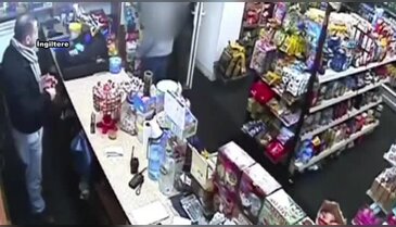 Silahlı soyguncuları sprey ile kovaladı