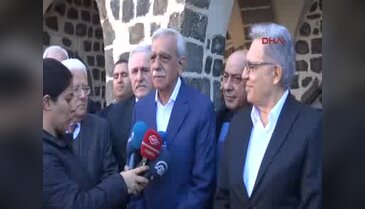Sanatçı Zülfü Livaneli Ahmet Türk'ü ziyaret etti