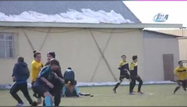 Futbol sahasında uçan tekme ve yumruklar konuştu