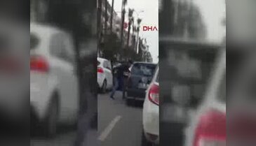 Otomobil sürücüsünü yol ortasında bıçakladılar