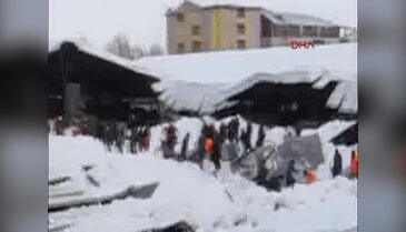 Pazar yerinin çatısı çöktü, yaralılar var! - 2
