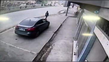 Tırın altında kalmaktan son anda kurtuldu