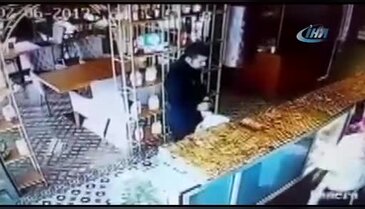 Bağış kutusunu çalan şahıs güvenlik kamerasına yakalandı