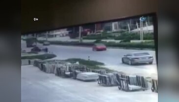 Kamyon otomobilin üzerine devrildi