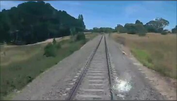 Motosikletli trenin altında kalmaktan son anda kurtuldu