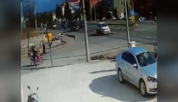 Otomobil motosiklete böyle çarptı