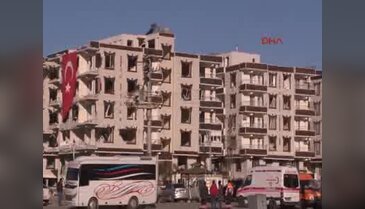 Patlamanın zarar verdiği evlere Türk bayrakları asıldı