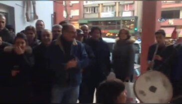 Emekliliğini davul zurna ile kutladı