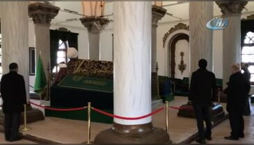 Bursa'daki sultan türbelerine ayakkabı ile girilmesine tepki
