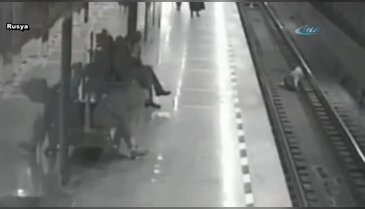 Dalgın çocuk raylara düştü