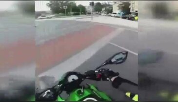 Engelli adamın yardımına motosikletli genç koştu