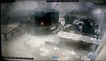 Bursa'da ticari araç köfteciye böyle daldı! - 2