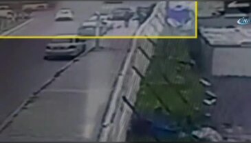 Freni boşalan otobüs, direkleri yıktı
