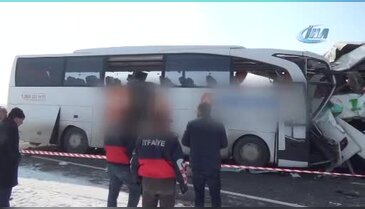 İki otobüs kafa kafaya çarpıştı: 7 ölü, 16 yaralı