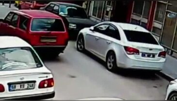 Otomobilden çanta hırsızlığı kamerada