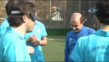 Bursa Yıldırım Belediye Başkanı göz bandı takarak futbol oynadı, atış yaptı