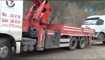 Bursa'da yağmurda kayan otomobil TIR'ın altına girdi!