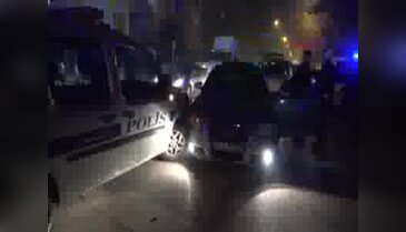 'Dur' ihtarına uymayan şüpheliler polis aracına çarpınca yakalandı