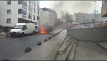 Park halindeki minibüs alev alev yandı