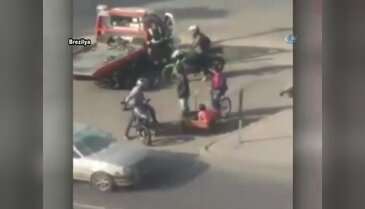Kafasına kask fırlattığı polisi bayılttı