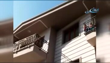 Bursa'da balkon demirlerine sıkıştı