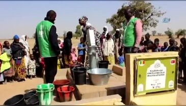 İzmirli öğrenciler Afrika'da su kuyusu açtırdı