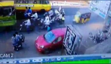 Hindistan'da otobüs araçların arasına daldı