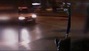 Adana'da kırmızı ışıkta şınav çektiler