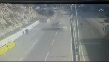 Seyir halindeki otomobilin üzerine başka bir araç düştü