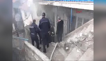 Koca dehşeti! Eşine bıçak çekip, evi yaktı