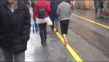 İstanbul Taksim'de 'yalın ayak'lı duygu sömürüsü