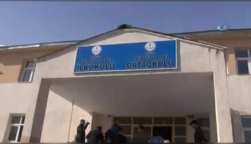 Hakkari'de polisten öğrencilere destek