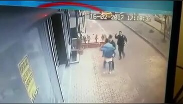 Lise öğrencisinin vurulma anı kameraya yansıdı