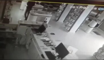 İstanbul'da maskeli cep telefonu hırsızları kamerada