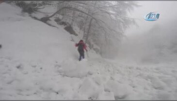 Dağcıların Bursa Uludağ'da çığ bölgesinden tehlikeli inişi nefes kesti