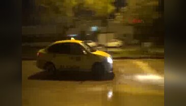Su borusu patladı, asfalt çöktü!