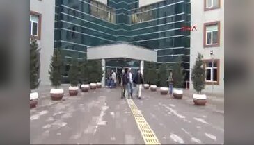 Bursa'da tutuklanan kelepçeli sevgiliye sarılarak veda