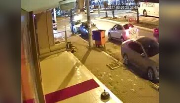 Eşine kızdı, 6 aylık bebeğiyle araçtan atladı!