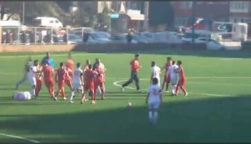 Futbolcular tekme yumruk birbirine girdi!