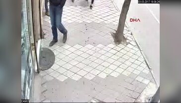 Tacizciye dayak kameraya yakalandı!