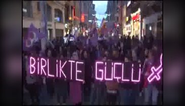 On binlerce kadın Taksim'de yürüdü