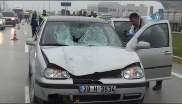 Tekstil işçisi kadın işe giderken otomobilin altında kaldı