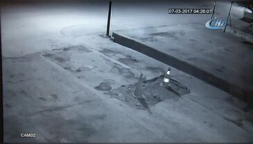 Düşünceli hırsızlar kapıyı kapatmayı unutmadı