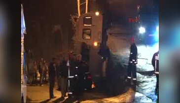 Minibüs park halindeki aracın üzerine düştü