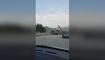 Bursa'da TIR yoldan çıktı trafik kilitledi!