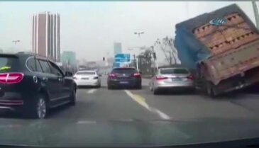 Otomobil tuğlalara gömüldü